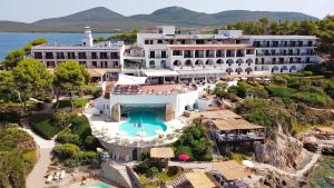 vista aerea di un resort con piscina di El Faro Hotel & Spa a Porto Conte