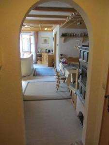 eine Küche mit einem Torbogen in ein Zimmer mit einem Herd in der Unterkunft Aalener Haus Wohnung 3 in Oberstdorf
