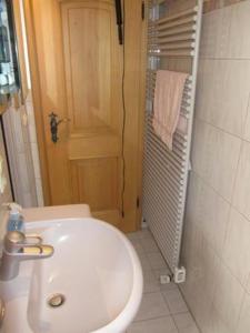 ein Badezimmer mit einem weißen Waschbecken und einem WC in der Unterkunft Aalener Haus Wohnung 3 in Oberstdorf