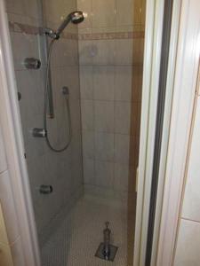 ein Bad mit Dusche und Waschbecken in der Unterkunft Aalener Haus Wohnung 3 in Oberstdorf
