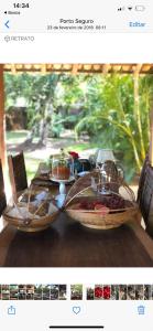 una mesa con dos platos de comida. en Casas da Vila en Trancoso