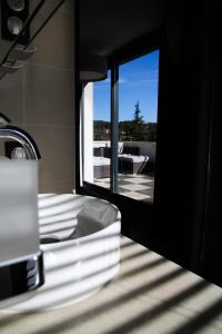 ein Bad mit einer Badewanne und Blick auf einen Innenhof in der Unterkunft Maison-M AIX in Meyreuil