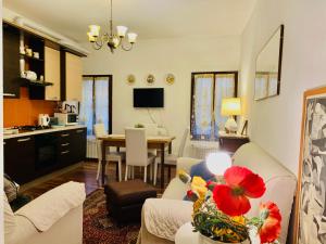 sala de estar con sofá y mesa en Grimaldi Apartments Cannaregio, en Venecia