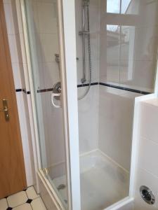 a shower with a glass door in a bathroom at Kleine-Mietidee in Markranstädt