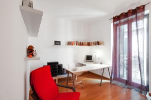 Camera con scrivania e sedia rossa di *Movies & Books* Stylish House with jacuzzi a Bari
