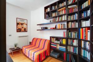 una stanza con una libreria piena di libri di *Movies & Books* Stylish House with jacuzzi a Bari