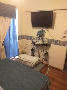 una camera con letto e TV a parete di Vista al mar central a Mar del Plata