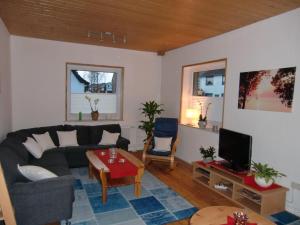 een woonkamer met een bank en een tafel bij Traumhafte-Ferienwohnung-Kaethi in Flensburg