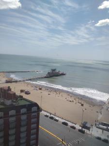 vista su una spiaggia con persone e un molo di Vista al mar central a Mar del Plata