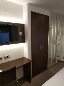 A bed or beds in a room at Hotel Olot Centre