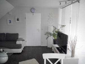 ein Wohnzimmer mit einem TV und einem Sofa in der Unterkunft Ferienwohnung Bullerby in Barkelsby