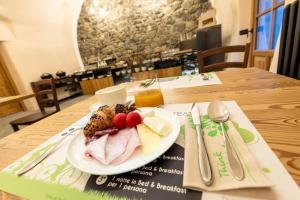 un plato de comida sentado en una mesa en Curt di Clement Eco Mobility Hotel, en Tirano