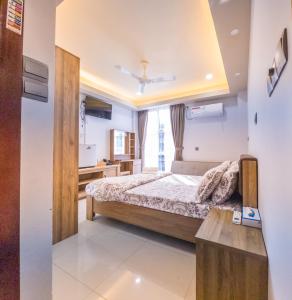 a bedroom with a bed and a window at Casa Retreat in Hulhumale