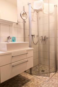 a bathroom with a sink and a shower at Frau-Clara-Haus-Ecke-2 in Eckernförde