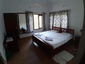 Spice Fields Cottage - 3 Bedroom - Wayanad客房内的一张或多张床位