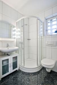 ヴェニングシュテットにあるAppartement-Rivaのバスルーム(シャワー、トイレ、シンク付)