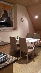 comedor con mesa blanca y sillas en Haus-Sonne en Flöha