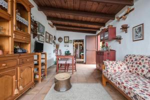 uma sala de estar com um sofá e uma mesa em Casa Rural El Moral em Lomo de Arico