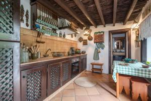 Casa Rural El Moral في Lomo de Arico: مطبخ مع كونتر وطاولة فيه