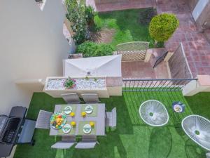 Fotografie z fotogalerie ubytování VACATION MARBELLA I Los Pinos, Elegant and Bright Townhouse, The family Golf Getaway, 5 minutes from Puerto Banus, Security Night time v destinaci Marbella