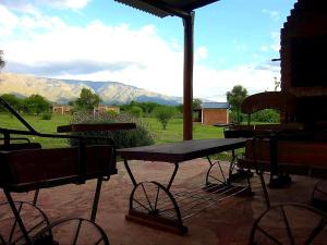 a picnic table and chairs with mountains in the background at La Maína Cabañas in San Javier