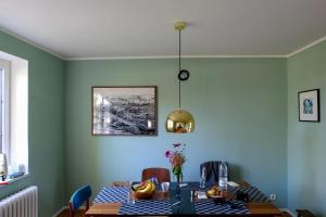 a dining room with a table with bananas on it at Schoenes-Ferienhaus-mit-Garten-Mid-Century-Moebeln-in-Strand-naehe-Avendorf in Avendorf auf Fehmarn
