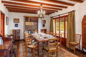 a dining room with a long table and chairs at Bon Viure in Marratxí 