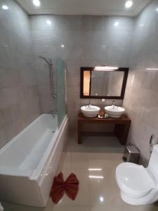 Koupelna v ubytování Iris Hotel