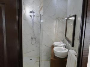 Koupelna v ubytování Iris Hotel