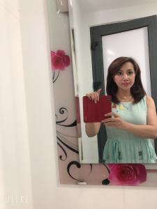 Eine Frau, die sich im Spiegel fotografiert. in der Unterkunft Hoang Son Hotel in Nha Trang