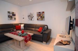 sala de estar con sofá marrón y mesa en Ferienwohnung-Marion, en Ennepetal