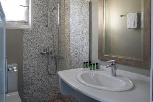 A bathroom at Alesahne Beach Hotel
