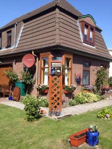 una casa con un mucchio di piante nel cortile di Haus-Scheel a Burg auf Fehmarn
