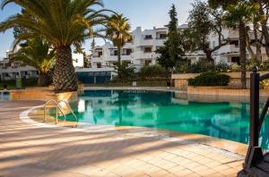 Bazén v ubytovaní Blue Apartment Balaia Space - By Dalma Portuguesa alebo v jeho blízkosti