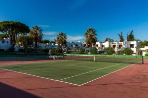 Tenis alebo squash v ubytovaní Blue Apartment Balaia Space - By Dalma Portuguesa alebo jeho okolí