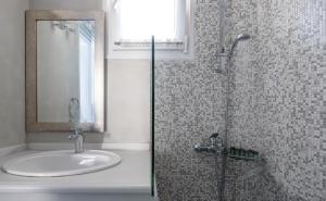 A bathroom at Alesahne Beach Hotel