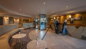 una hall con due persone in piedi al bancone di Maldron Hotel Tallaght a Tallaght Altre 34 foto