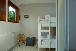 una habitación con dos literas y una silla en Bungalow-L, en Westerland
