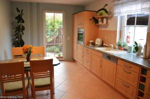 eine Küche mit einem Tisch und einem Esszimmer in der Unterkunft Ferienwohnung "  An der Koppel " in Mölln-Medow
