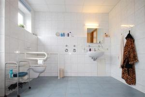キュールングスボルンにあるOstseeblick-Wustrow-WE-9-9909の白いバスルーム(洗面台、トイレ付)