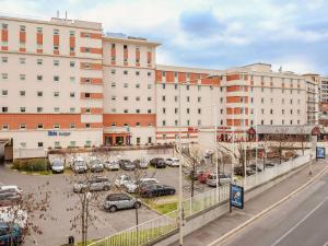 une ville avec des voitures garées dans un parking dans l'établissement ibis Paris La Defense Courbevoie, à Courbevoie