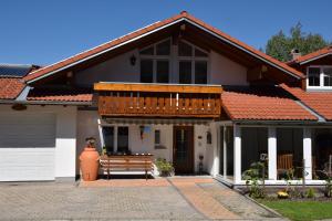 una casa con un banco delante de ella en Haus Gauß, en Seeg