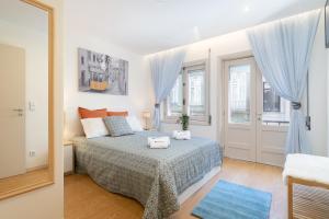 Postel nebo postele na pokoji v ubytování Host Wise - Colorful Bright Flat with Balcony