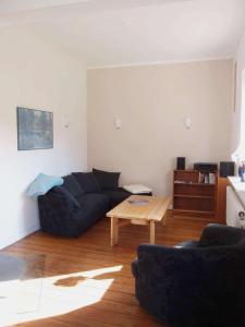 a living room with a couch and a table at schoene-3-Zimmer-Ferienwohnung-in-St-Dionys-bei-Lueneburg in Sankt Dionys