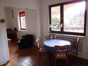 a room with a table and chairs and a window at schoene-3-Zimmer-Ferienwohnung-in-St-Dionys-bei-Lueneburg in Sankt Dionys