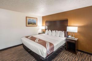 Postel nebo postele na pokoji v ubytování Quality Inn & Suites Downtown Walla Walla
