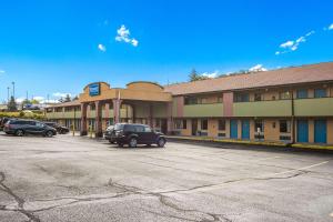 Rodeway Inn & Suites Monroeville-Pittsburgh في مونروفيل: ركن السيارة أمام موقف الفندق
