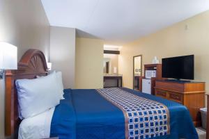 Rodeway Inn & Suites Monroeville-Pittsburgh tesisinde bir odada yatak veya yataklar