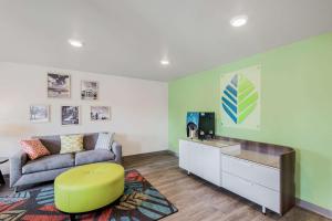 uma sala de estar com um sofá e uma televisão em WoodSpring Suites Chicago Addison em Addison