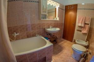 Kúpeľňa v ubytovaní Beautiful-Banjole-Beachside-Apartment-A1-150m-from-the-beach + 14 fotografií